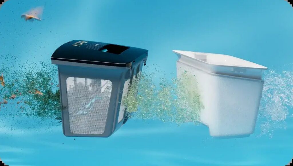 Deux paniers de filtration d'un robot de piscine Aiper, entourés de débris en suspension